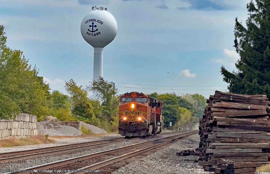 BNSF 5638 leads 292.